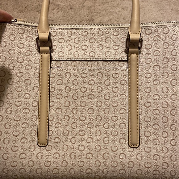 ** Guess Bag - Like Brand New ** - Picture 4 of 7